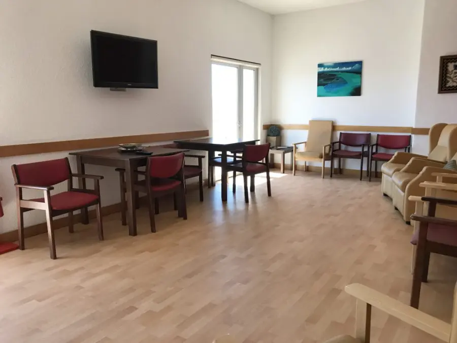 Sala de convívio luminosa